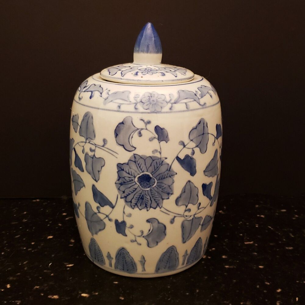 Chinese Blue and White Porcelain Ginger Jar Pointed Finial Lid Vintage